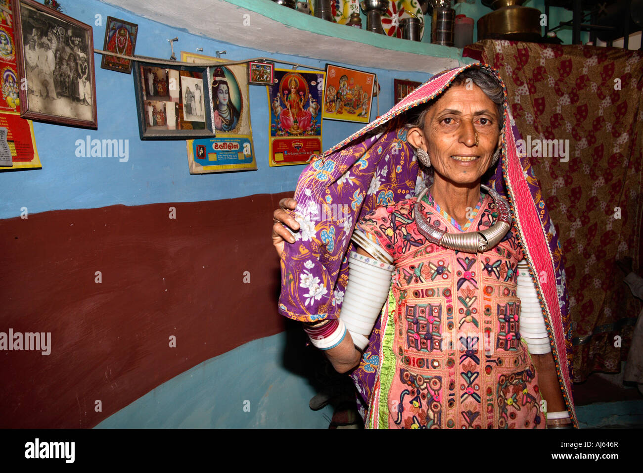 Harijan tribal woman in her bhungas mud hut, Bhirandiara Village, Kutch District, Gujarat, India Stock Photo