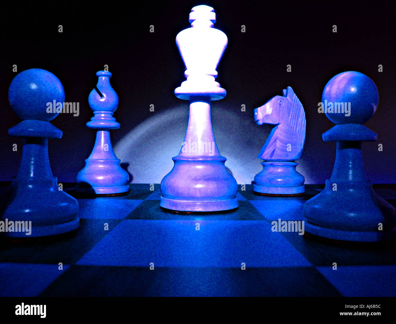 Chess playing king in middle hi-res stock photography and images - Alamy Chess playing king in middle hi-res stock photography and images - Alamy