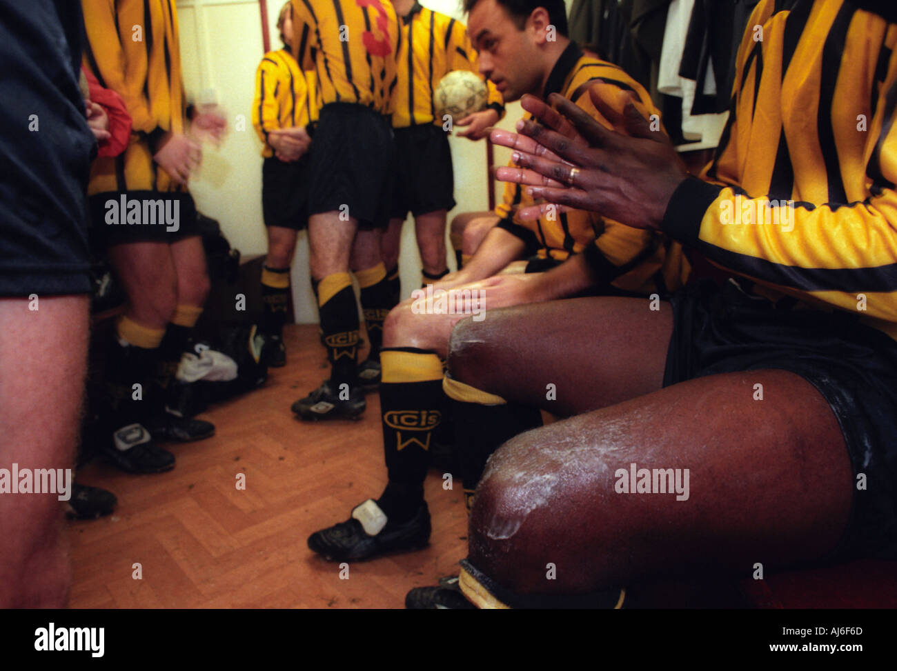 a cup 3rd round qualify bashley thatcham Bashleys dressing room a players knee is covered in vasaline before kick off fina Stock Photo