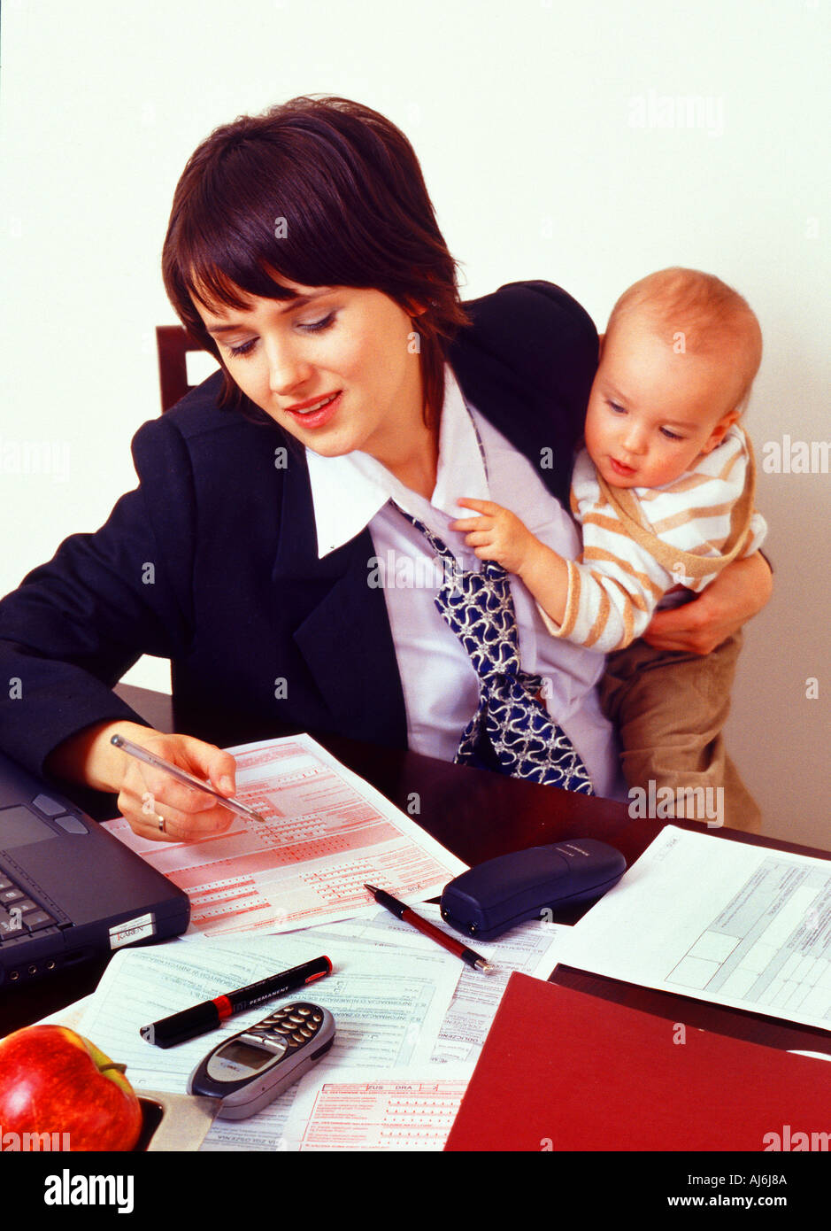 Детский поликлиника. Родители с малышом. Больничный по уходу за ребенком. Воспитание в семье. Родители в 2024 году какого.