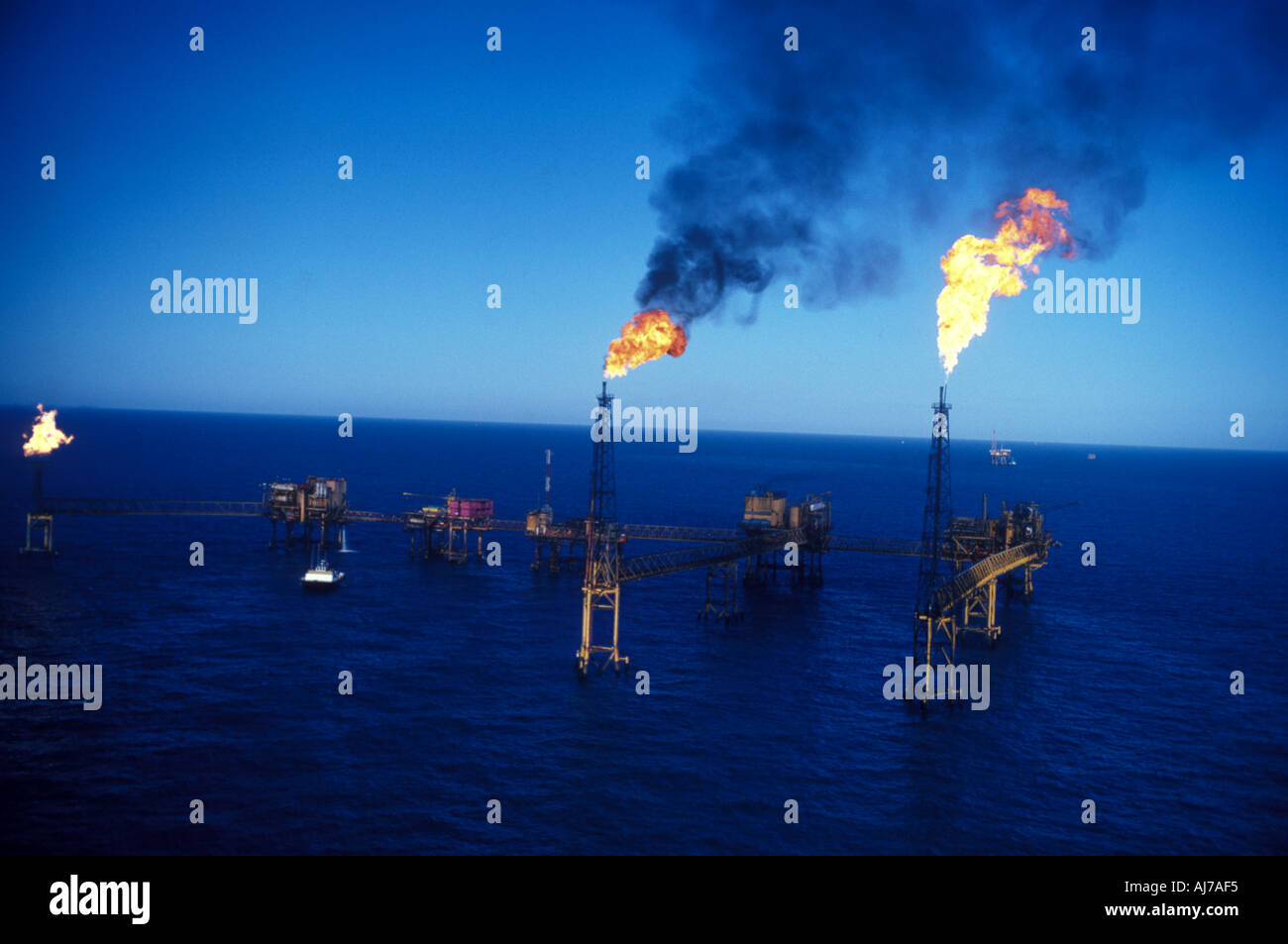 Oil rigs gulf of mexico hi-res stock photography and images - Alamy