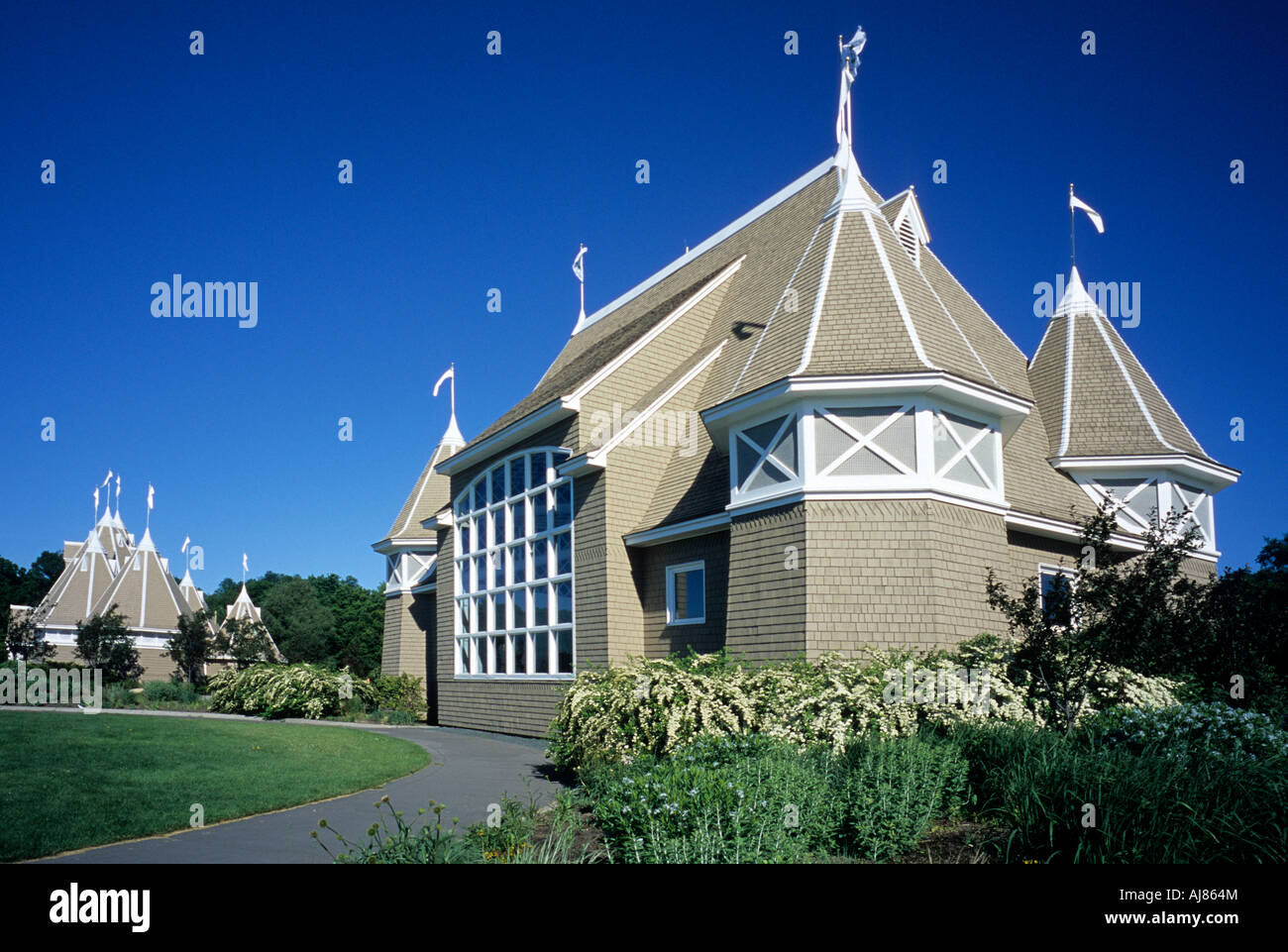 LAKE HARRIET PAVILION AND REFECTORY ON THE SHORES OF LAKE HARRIET IN SOUTH MINNEAPOLIS, MINNESOTA IS HOME TO MUSICAL CONCERTS. Stock Photo