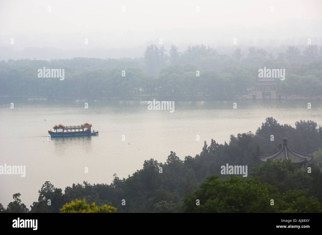 Hazy view of ferry on Kunming Lake, Summer Palace (Yihe Yuan), Beijing, China. Stock Photo