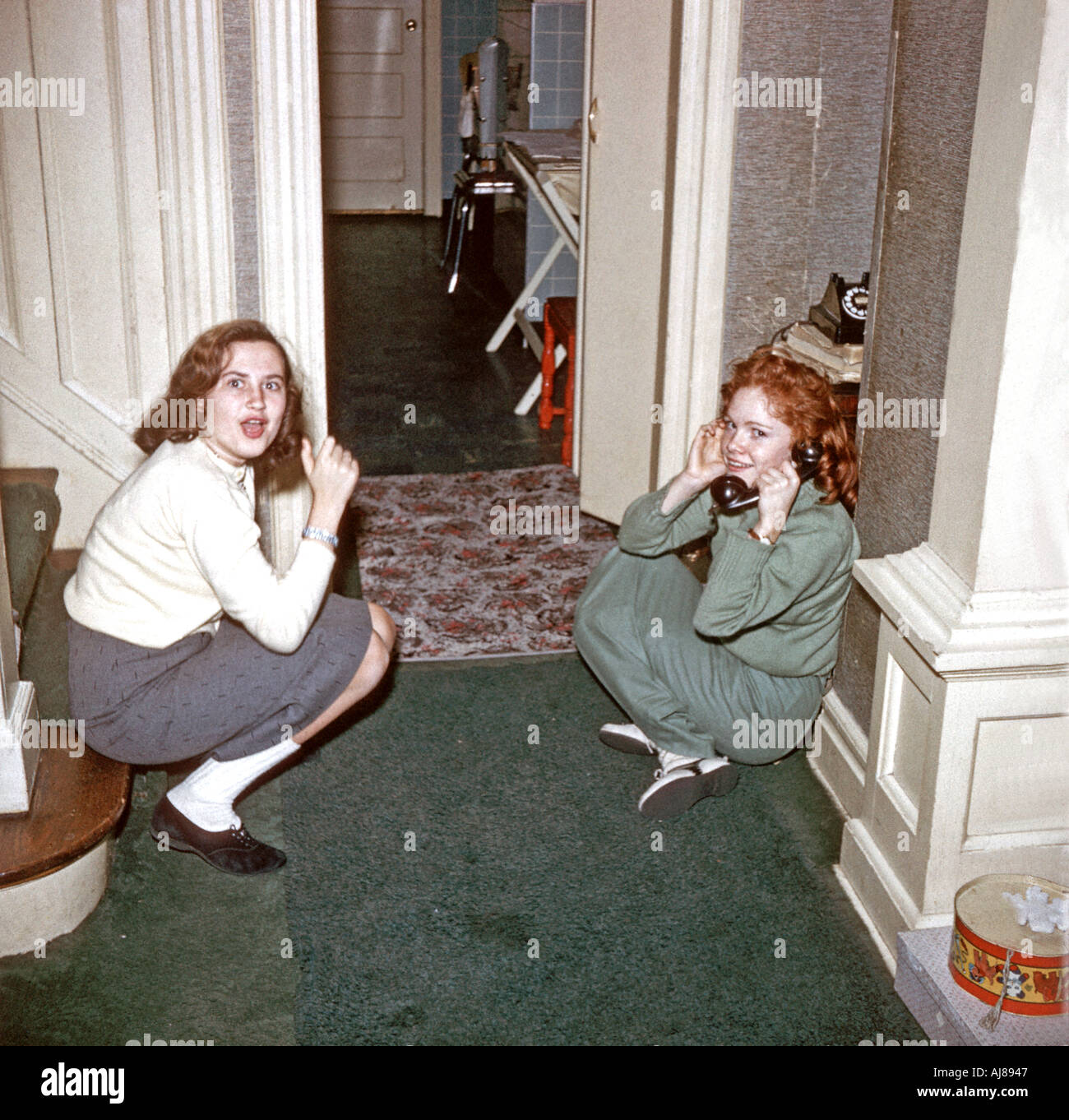 New Jersey, Vintage Family photo USA American Teenage Girls on Telephone at Home in the 1950's, retro teenagers Stock Photo