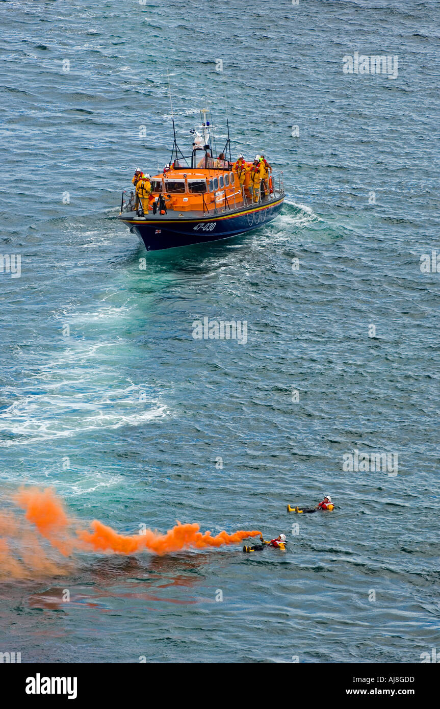 Lizard RNLI lifeboat rescue at Polpeor Bay in Cornwall Stock Photo