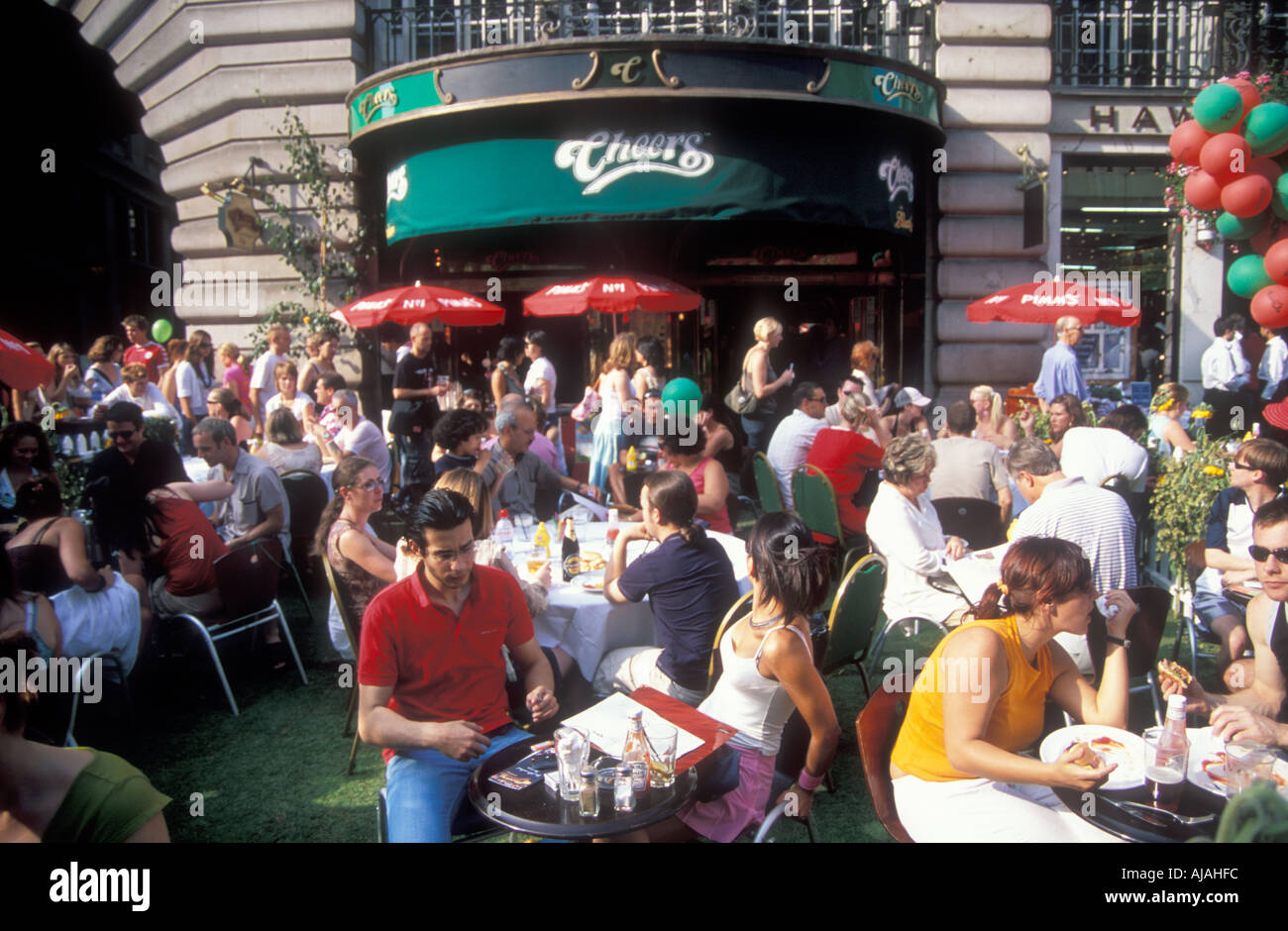 Crowded restaurant busy eating hi-res stock photography and images - Alamy