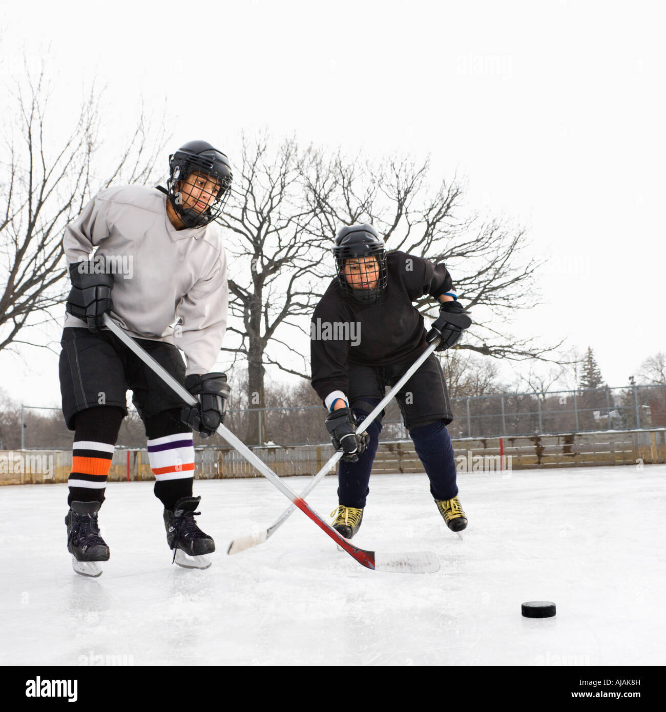 Песня мужчины играют в хоккей. Мальчик в хоккейной форме. Мальчишки играют в хоккей. Мальчик играет в хоккей. Два мальчика хоккеиста.