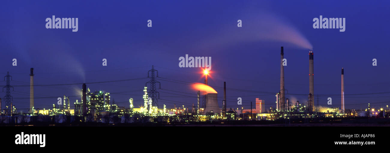 Stanlow Oil Refinery at Night Near Ellesmere Port Cheshire England UK Stock Photo