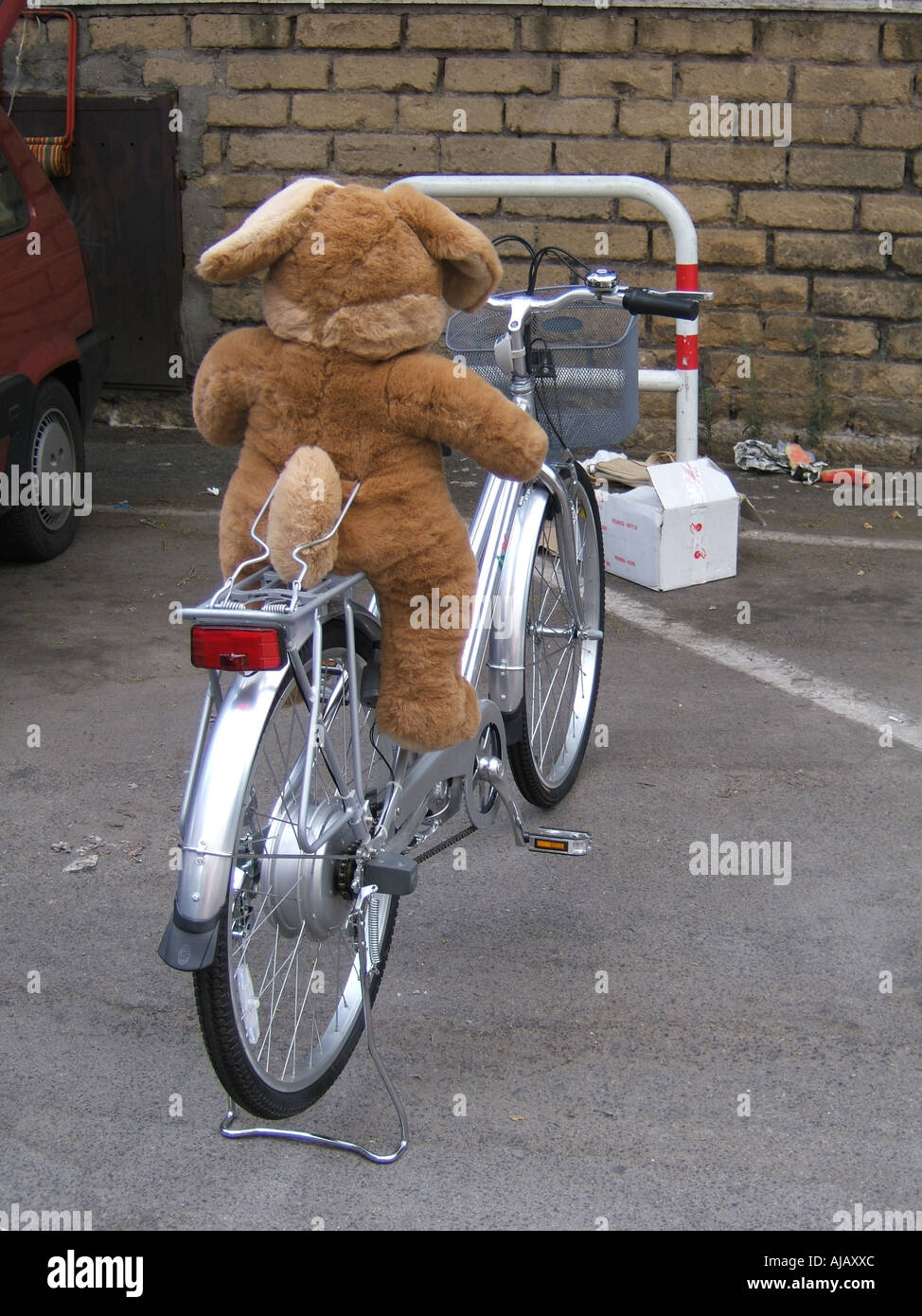 teddy bear soft toy bike in city street Stock Photo - Alamy