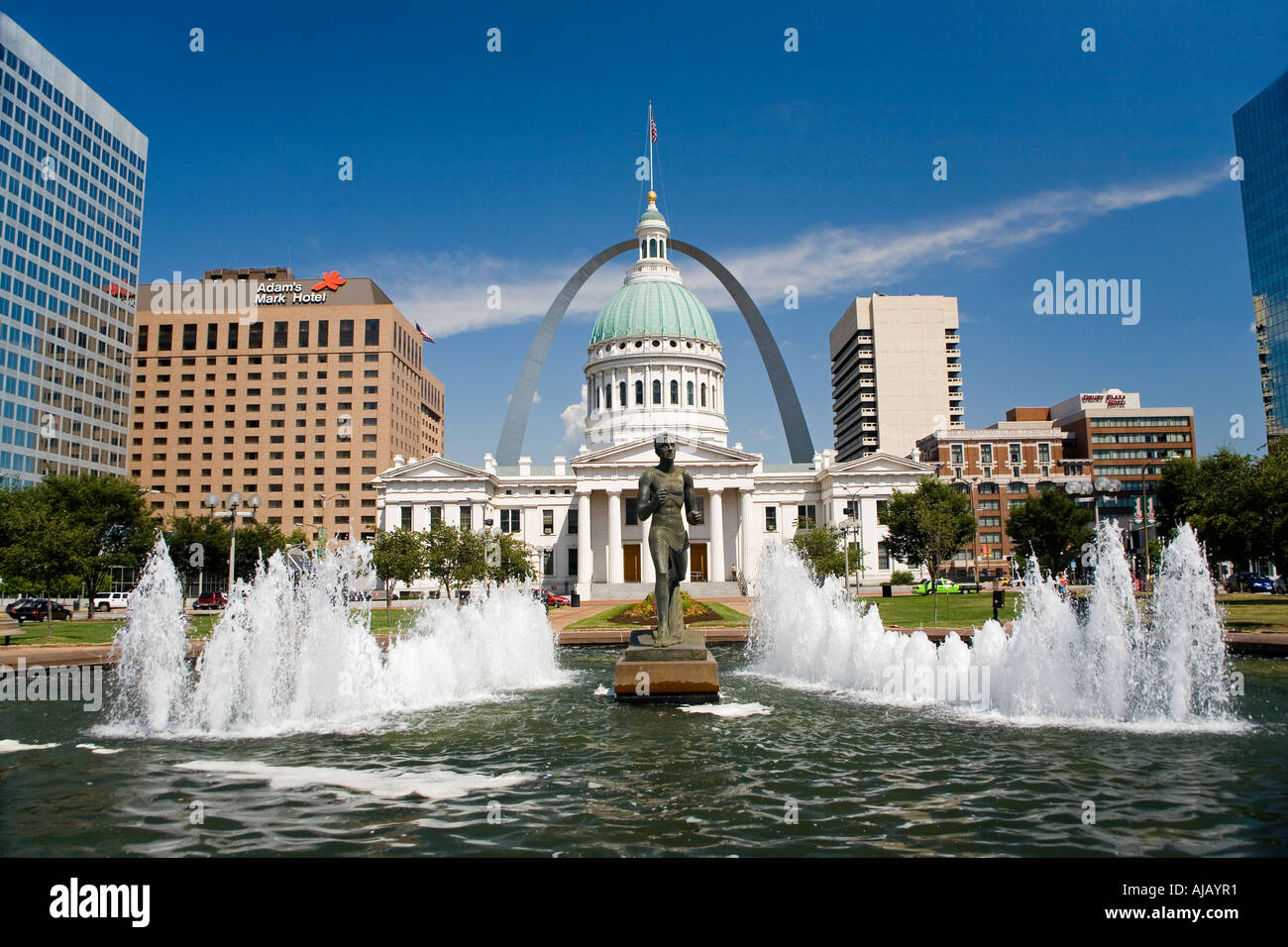 Running Man Fountain statue, Old Courthouse, Gateway Arch from Kiener Plaza in downtown St Louis, MO, Saint Louis, Missouri, USA Stock Photo