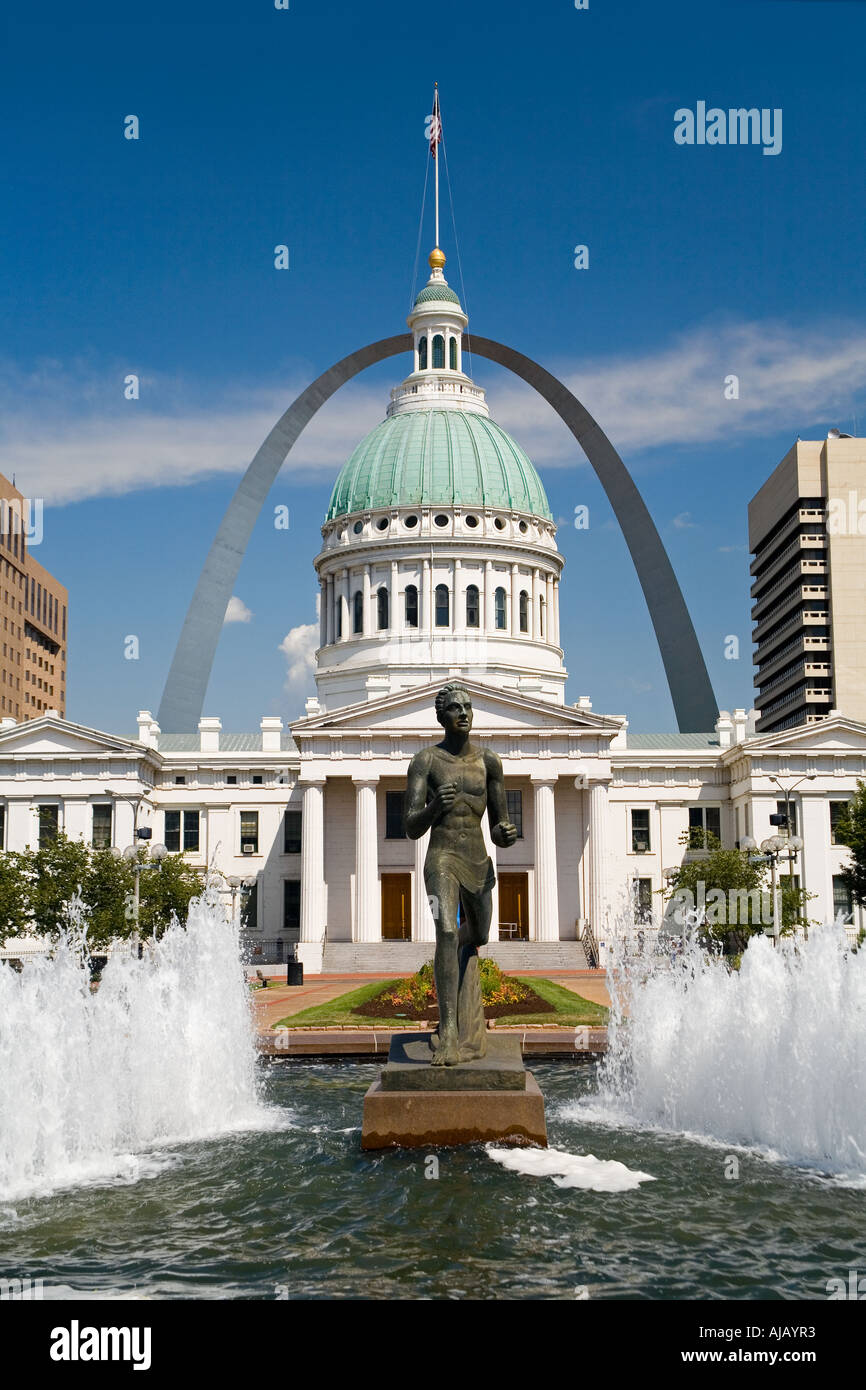 Old Courthouse and Gateway Arch from Kiener Plaza in downtown St Louis, MO, Saint Louis, Missouri, USA Stock Photo