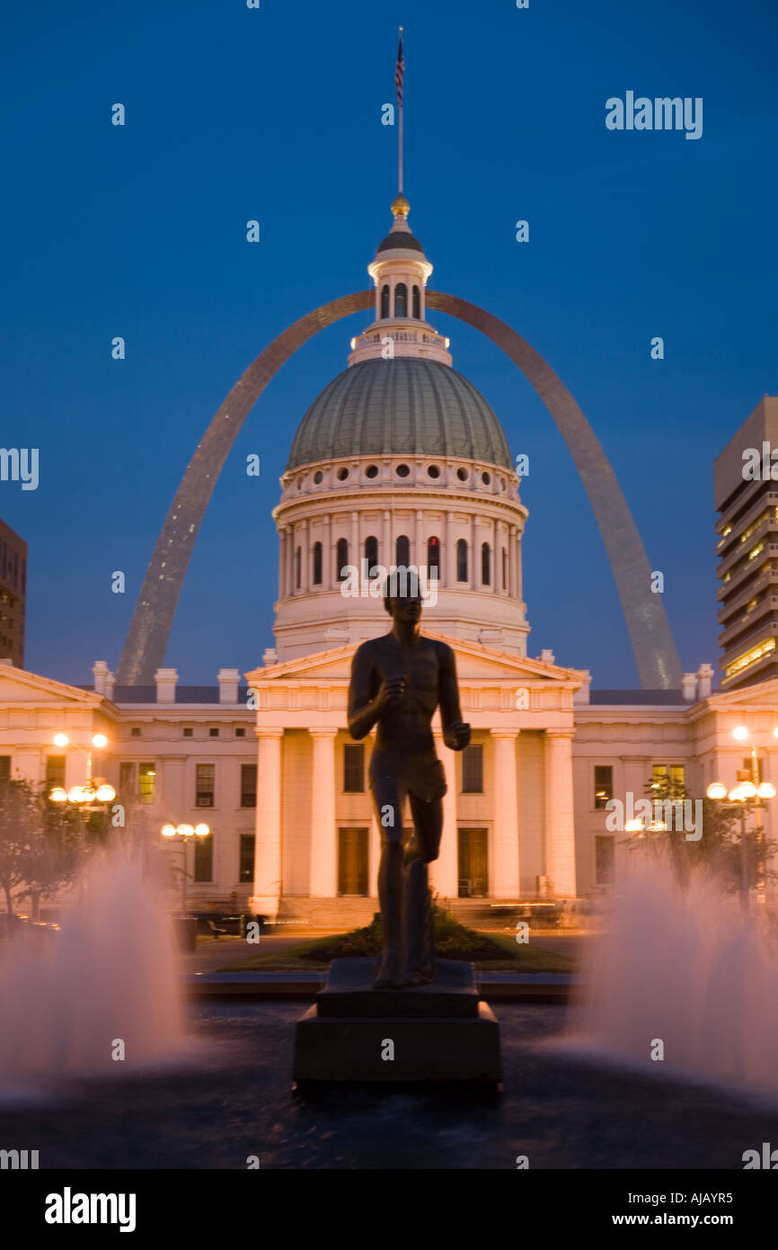 Old Courthouse and Gateway Arch from Kiener Plaza at night in downtown St Louis, MO, Saint Louis, Missouri, USA Stock Photo
