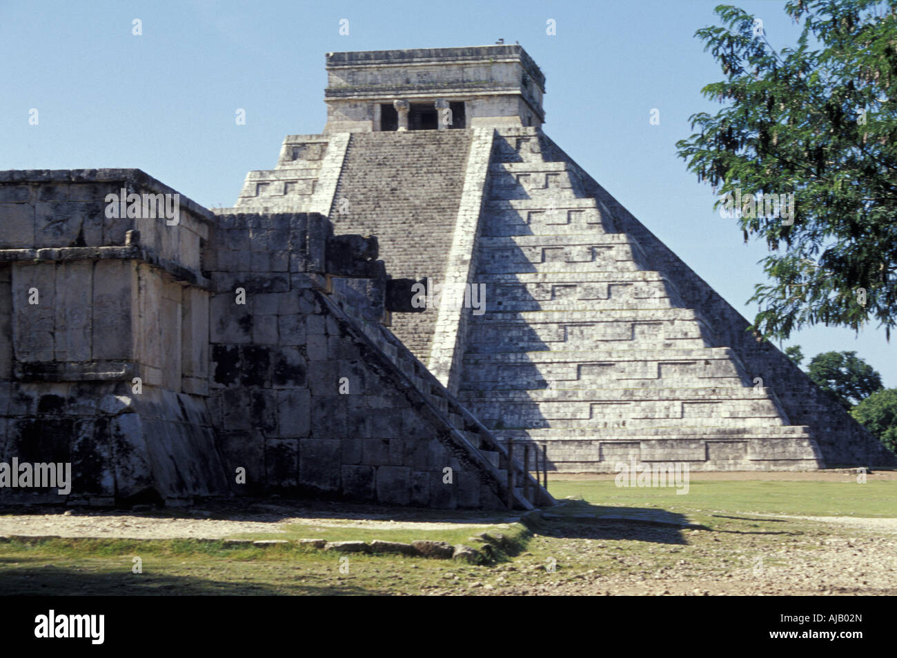 El Castillo (pyramid of Kukulkan) and the Platform of Venus, Chichen Itza, Yucatan, Mexico Stock Photo