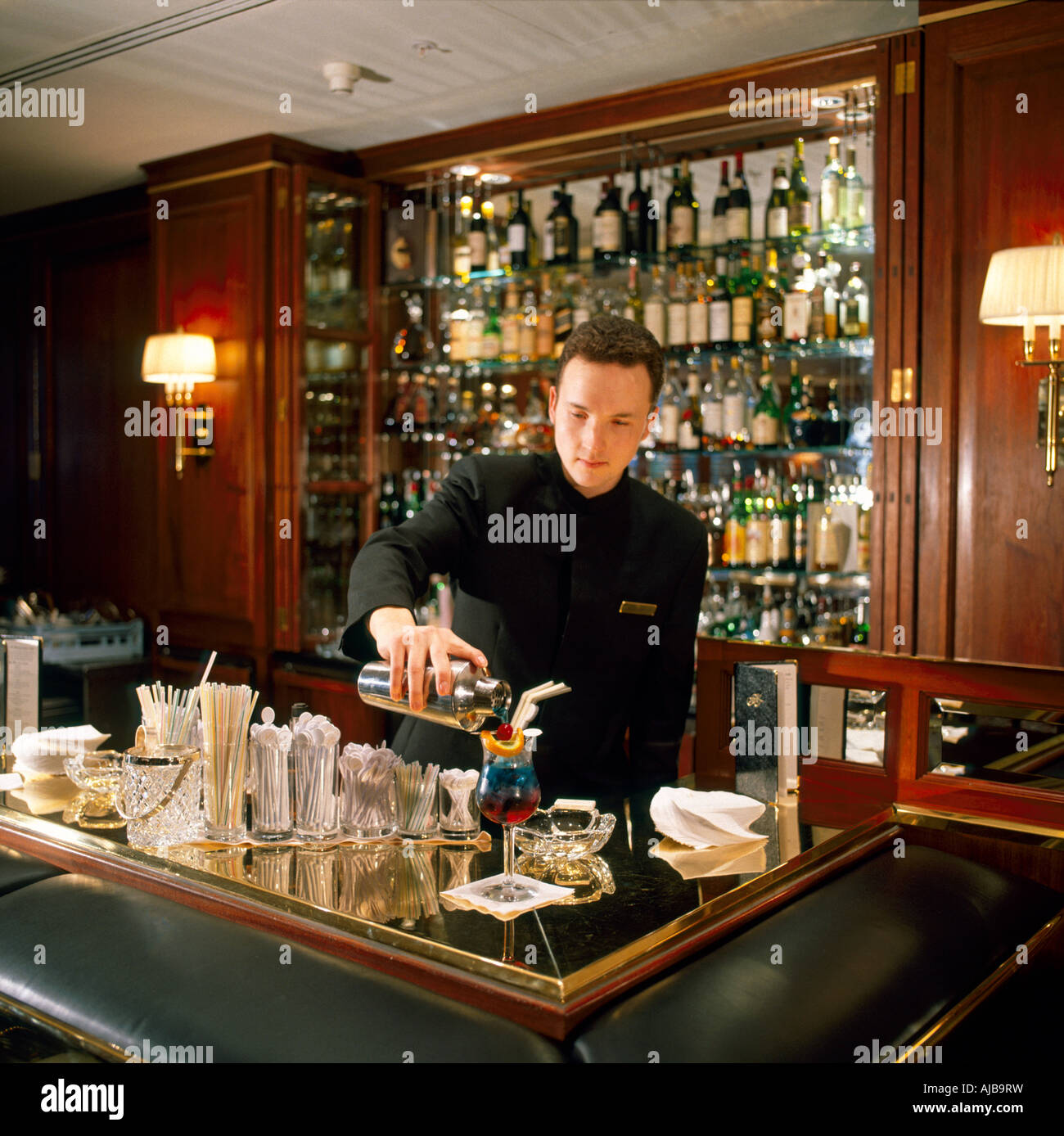 Barman pouring cocktail in bar of Sheraton Park Tower Hotel London SW1 England HXXZsm Stock Photo