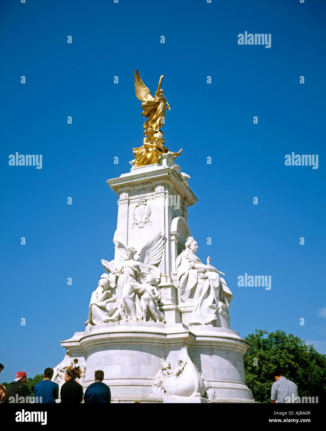 Victoria Memorial to Queen Victoria in summer with tourists and blue sky London SW1 England HXXZsmng Stock Photo