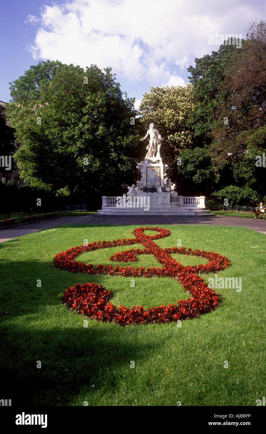 Vienna, Mozart statue Stock Photo - Alamy