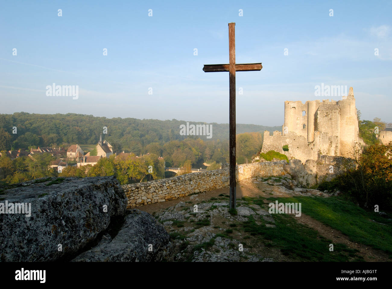 Ruined chateau overlooking Anglessurl'Anglin (86260), Vienne,