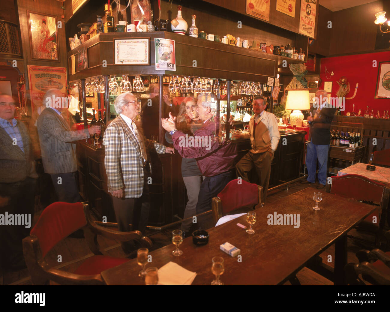People dancing and drinking in Boomerang Restaurant in Verona Italy