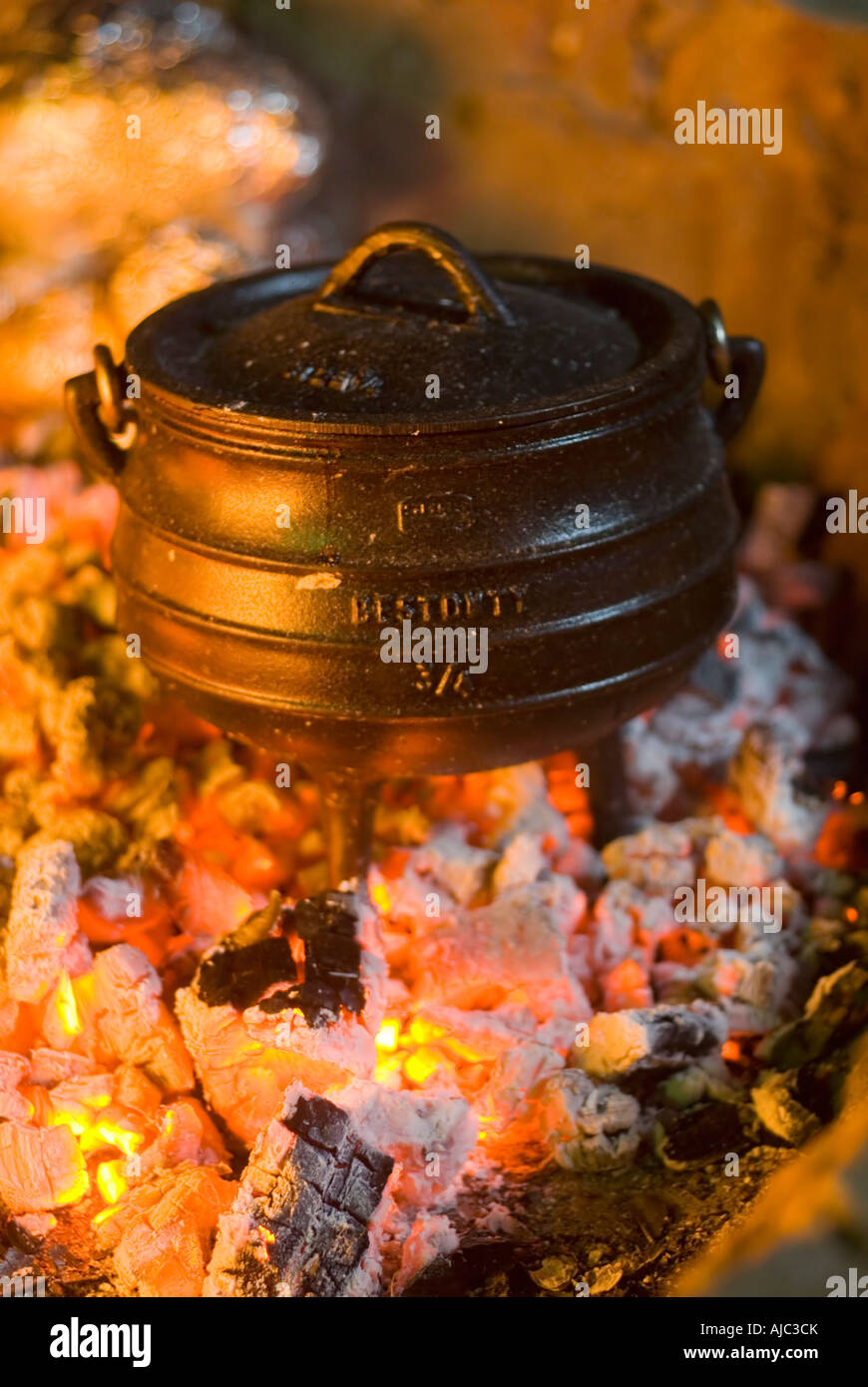 https://c8.alamy.com/comp/AJC3CK/south-african-traditional-cooking-pot-potjie-pot-standing-in-the-embers-AJC3CK.jpg