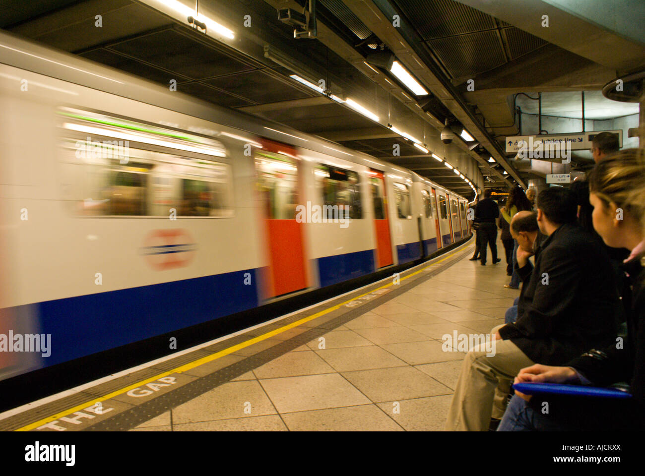 A District Line train at Westminster Tube Station Stock Photo Alamy