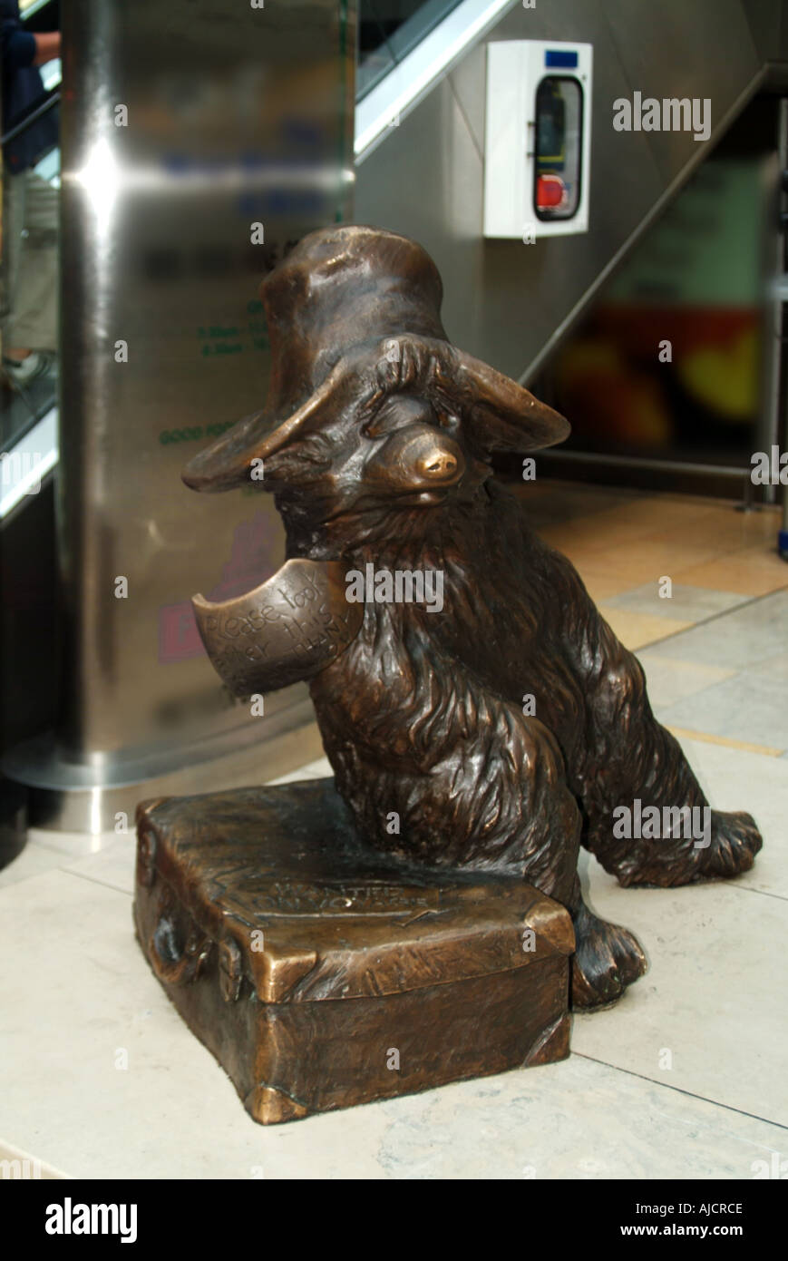 Paddington bear statue paddington station hires stock photography and