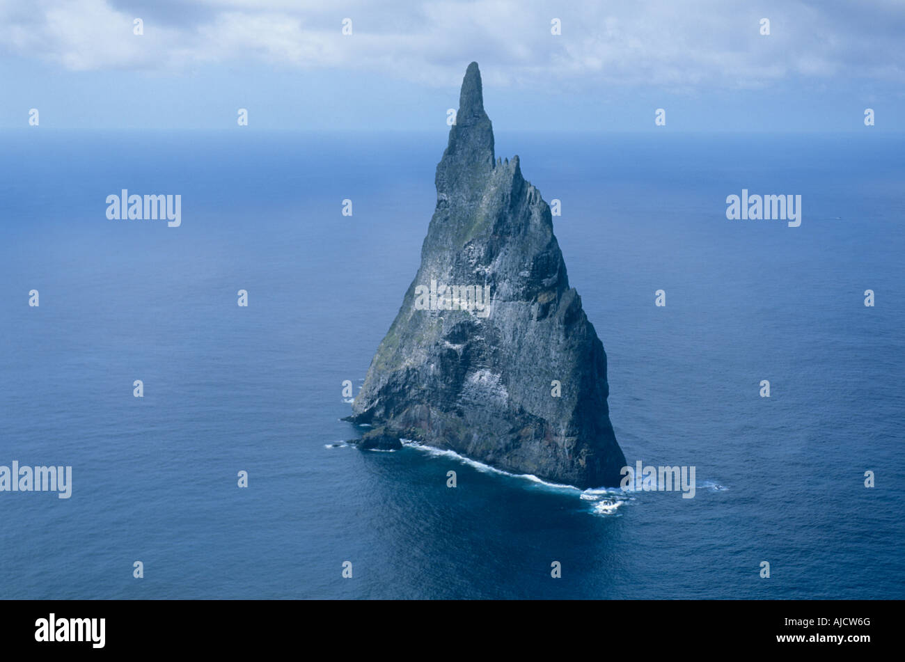 Ball's Pyramid, 551m high, aerial of Seabird nesting Island, Lord Howe  Island, Australia Stock Photo - Alamy