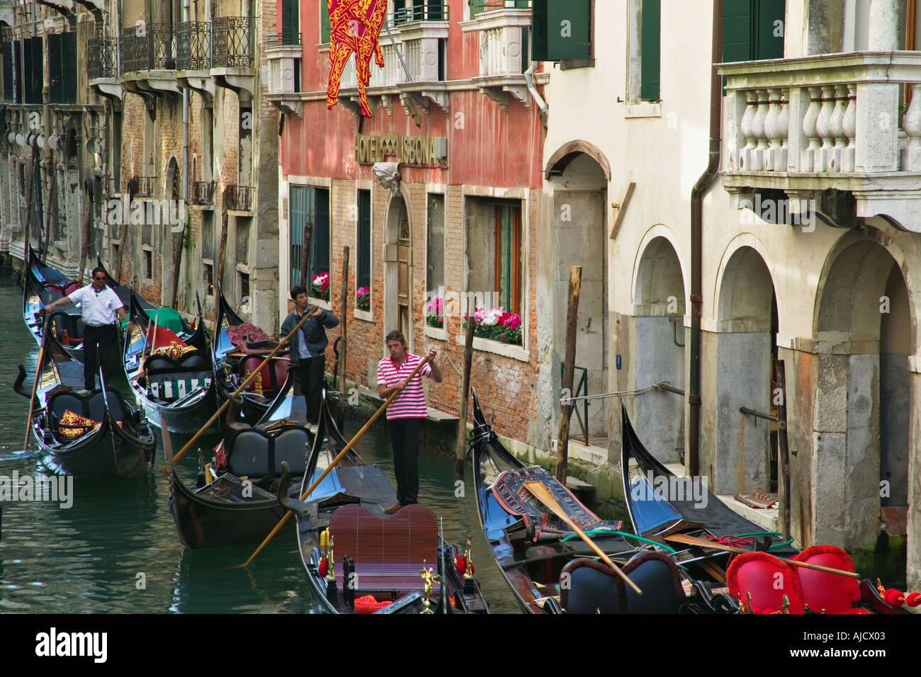 Gondola rides hi-res stock photography and images - Alamy