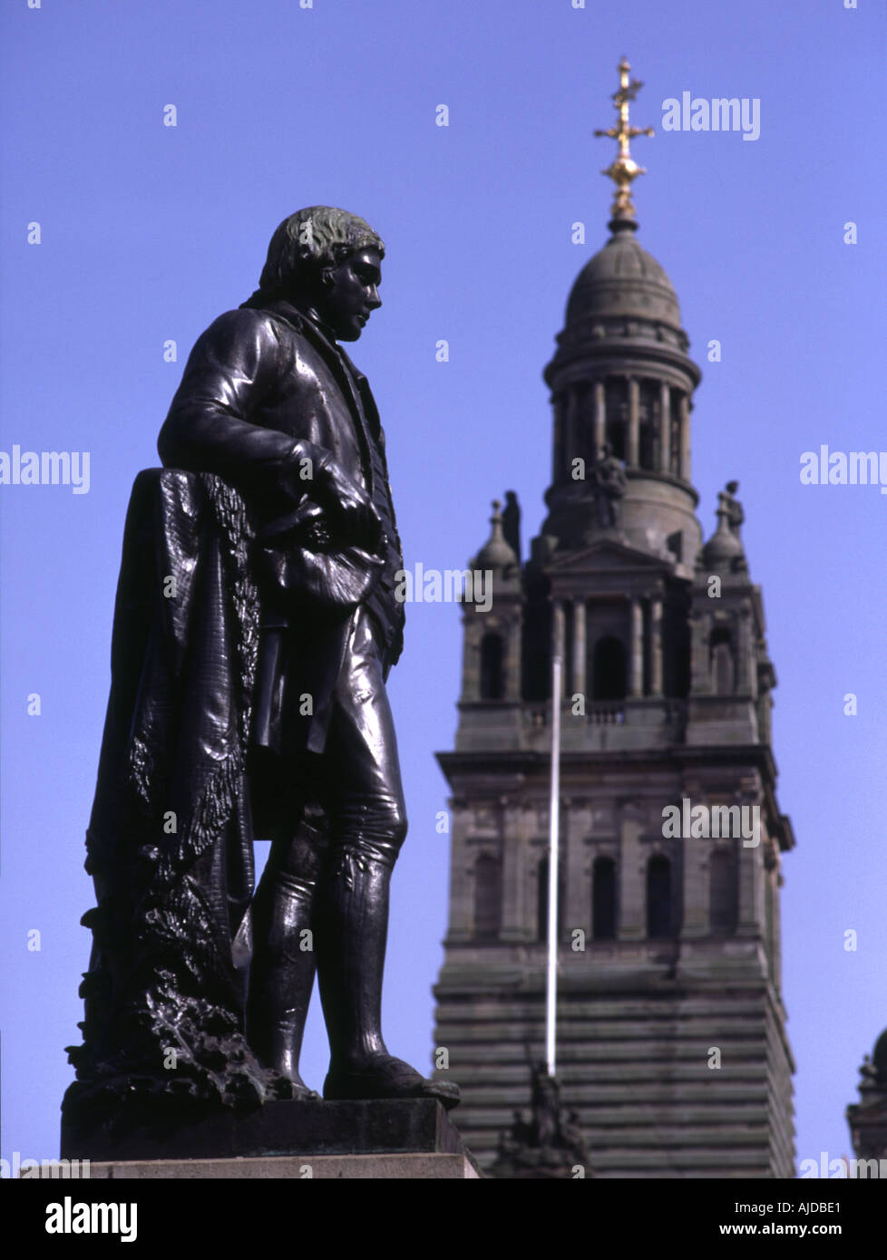 dh  GEORGE SQUARE GLASGOW SCOTLAND Robert Burns statue and City Chambers buildings tower Stock Photo