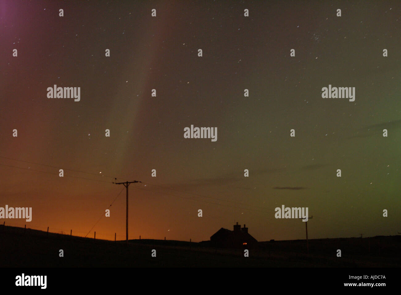 dh  AURORA BOREALIS WEATHER Scotland Northern Lights cottage and sky at night over Orkney uk Stock Photo