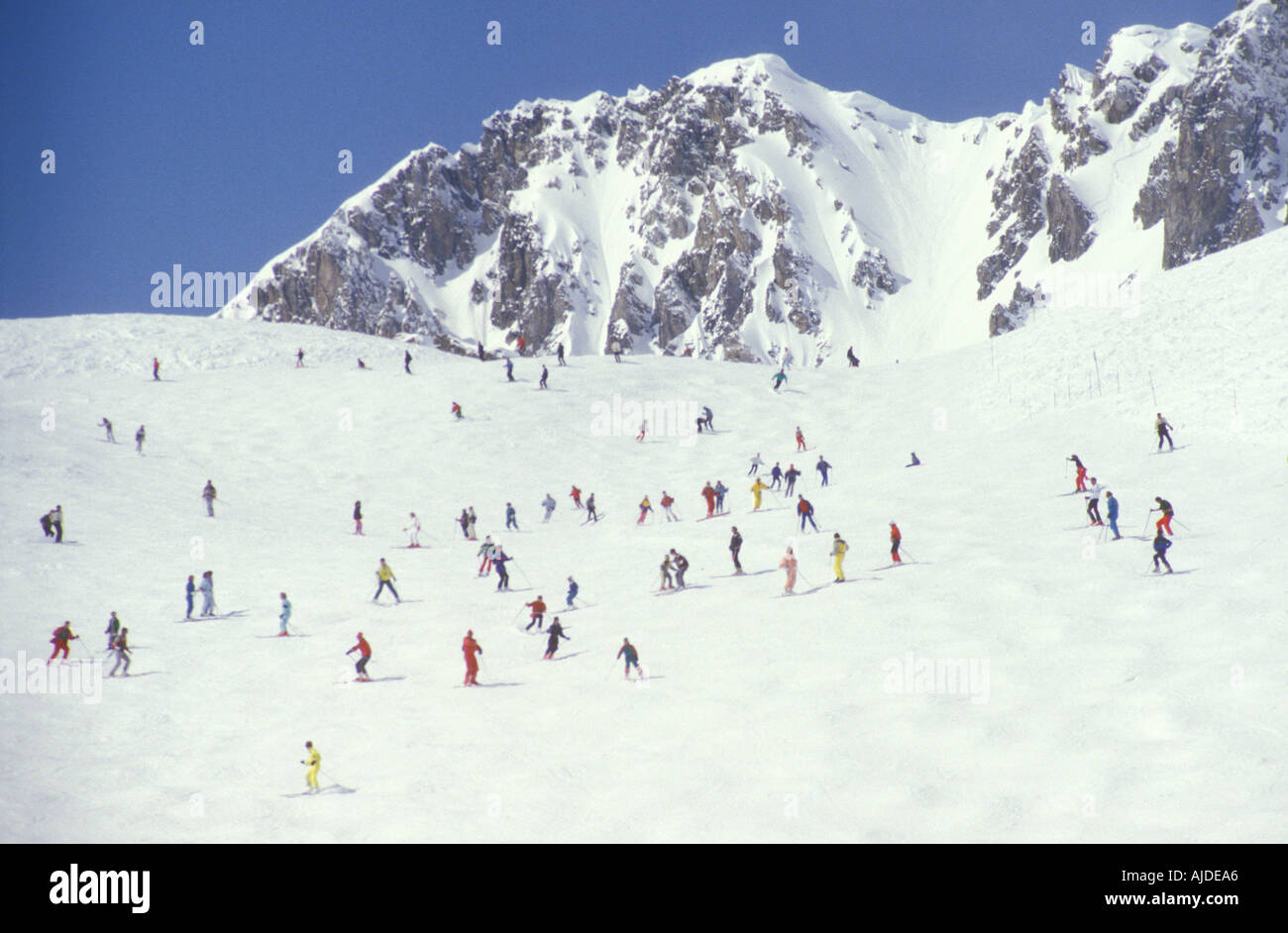 Skiers on ski piste hi-res stock photography and images - Alamy