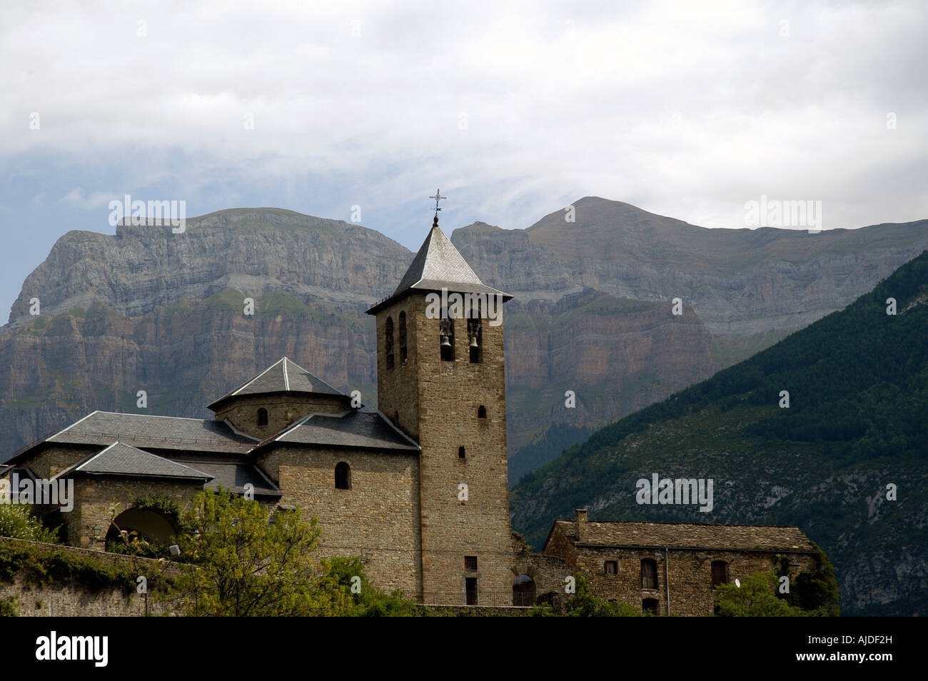 Iglesia de Torla , al fondo Ordesa y Monte Perdido.  Pirineo aragonés Stock Photo