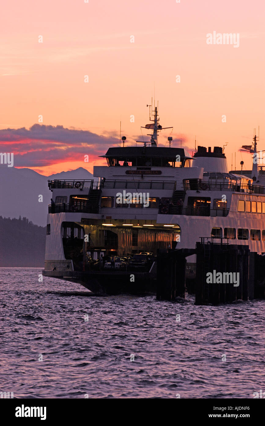 Edmonds kingston ferry crossing puget sound at sunset stock photo alamy