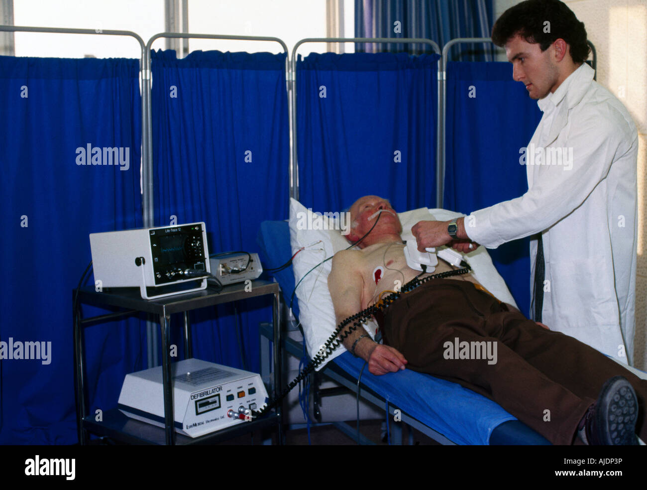 Defibrillator Doctor High Resolution Stock Photography and Images Alamy