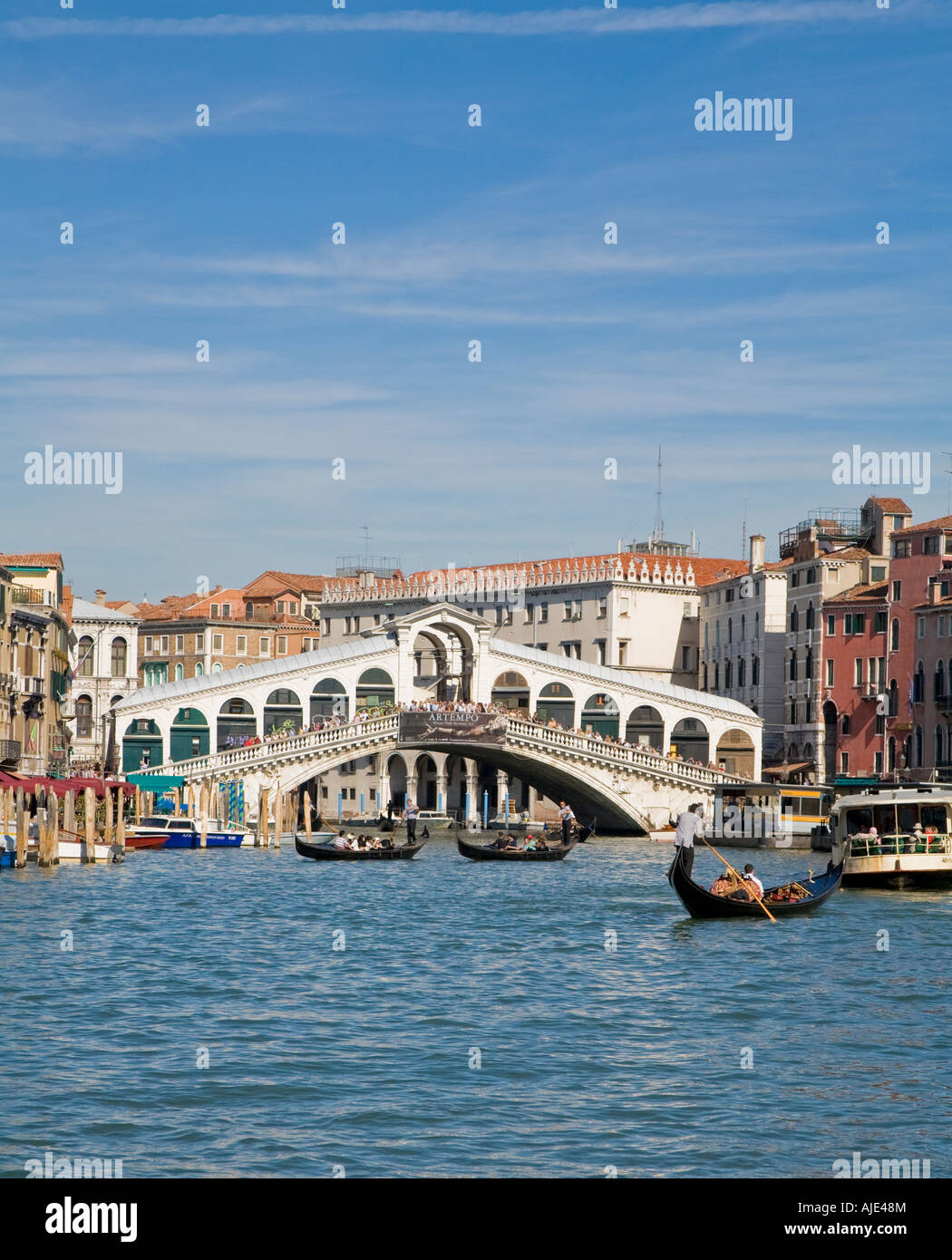 The Rialto bridge across the Grand Canal Venice in the early morning ...