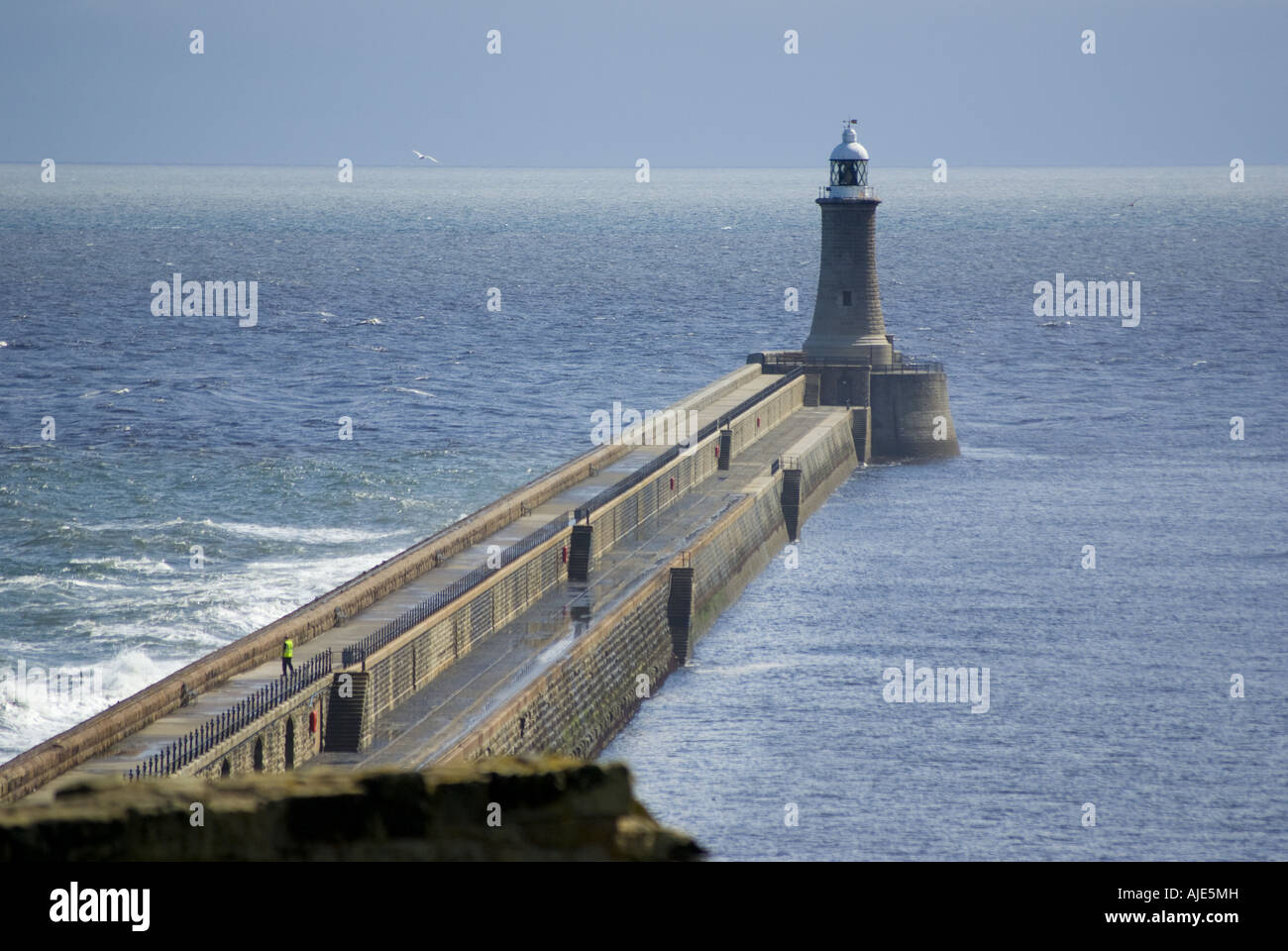 the North Pier Tynemouth and lighthouse Stock Photo