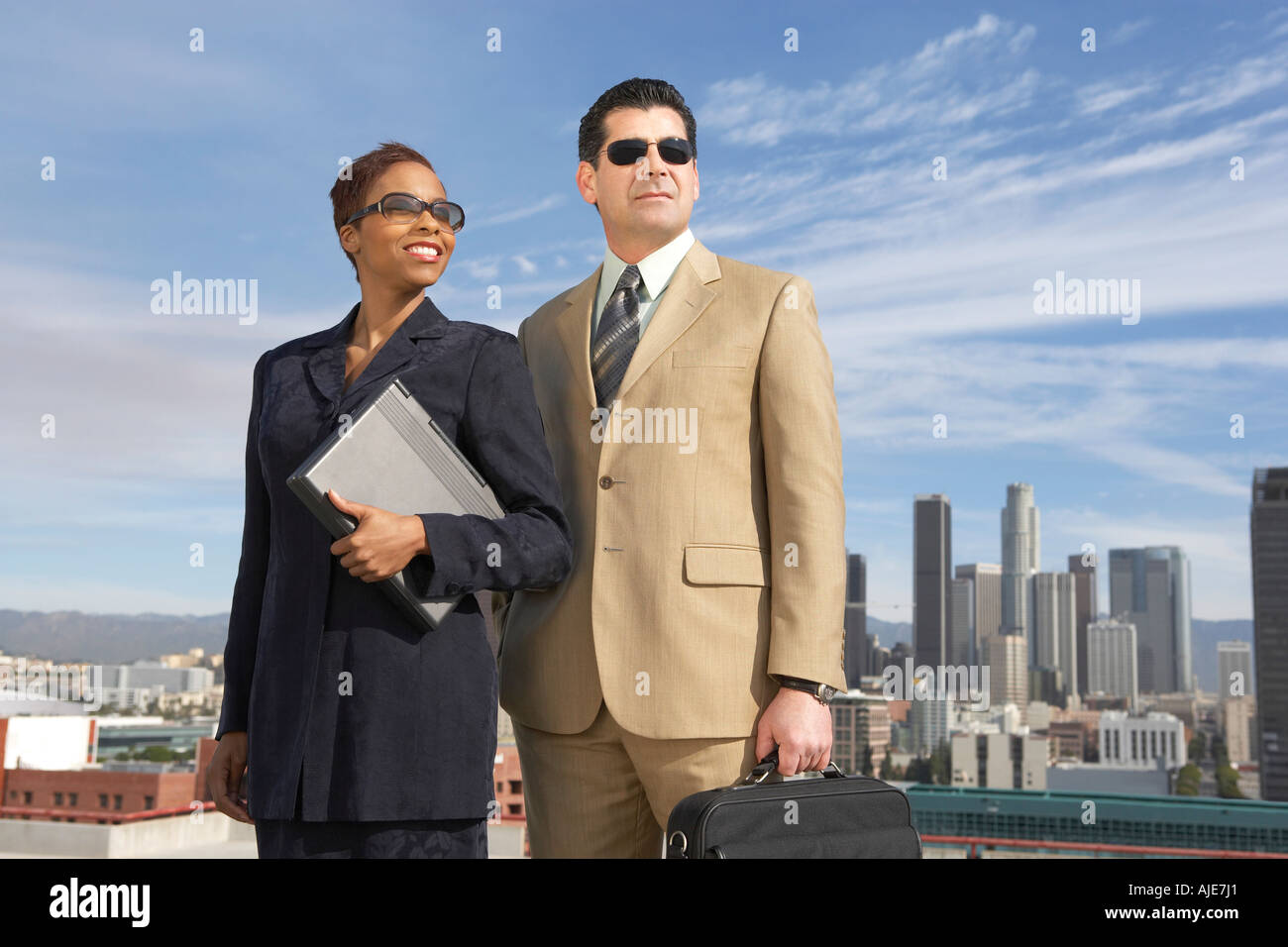People wearing sunglasses hi-res stock photography and images - Alamy