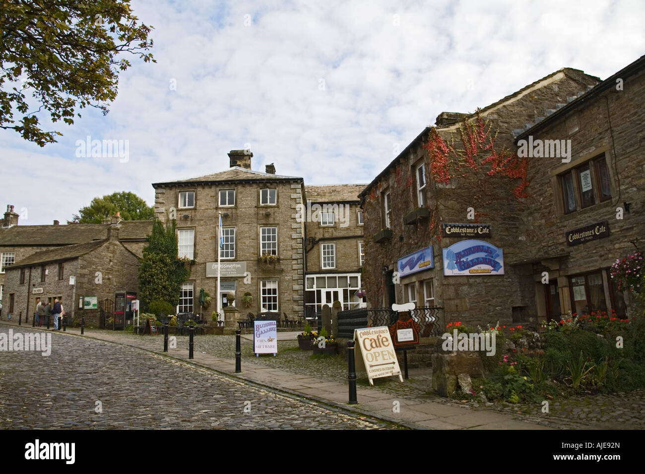 GRASSINGTON NORTH YORKSHIRE UK Upper Wharfedale's principle village has kept its charm with the small cobbled market square Stock Photo
