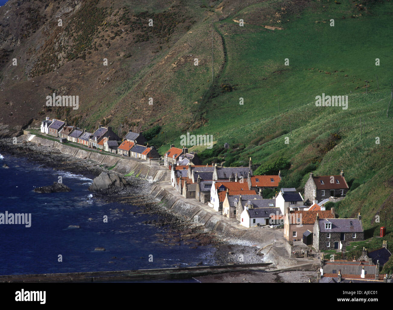 dh Gamrie Bay coast CROVIE VILLAGE BANFFSHIRE SCOTLAND Row of houses by the sea coastal Scottish cottages cliffs homes uk Stock Photo