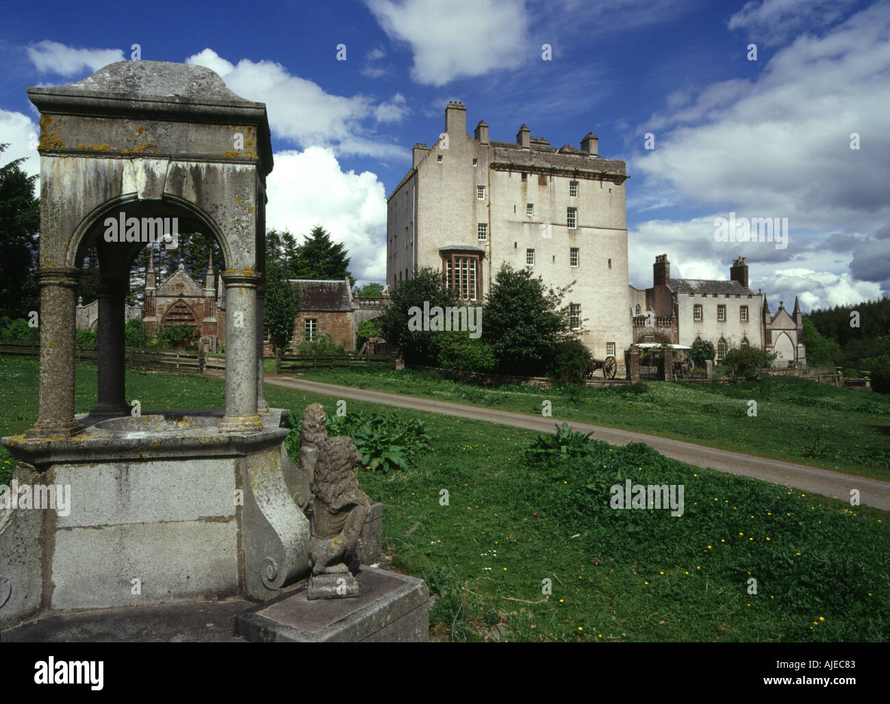 dh Delegatie Castle TURRIFF ABERDEENSHIRE Stately home fountain and house scotland scottish estate Stock Photo