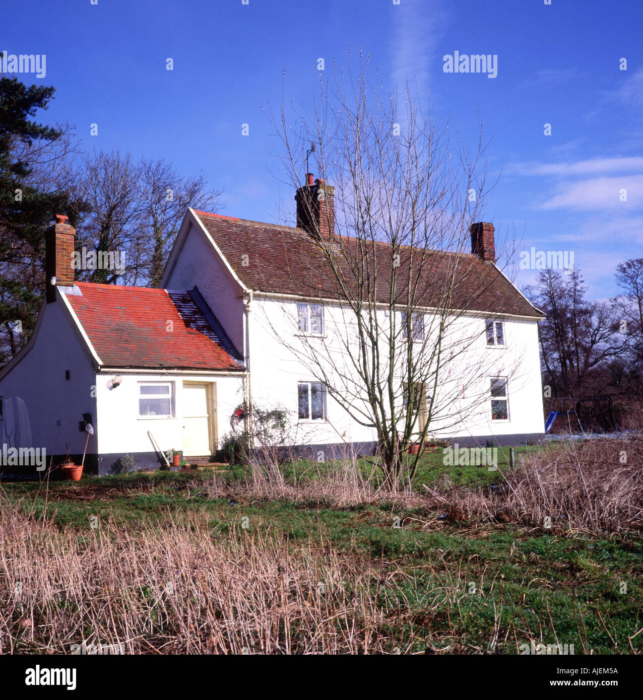 White country cottage hi-res stock photography and images - Alamy