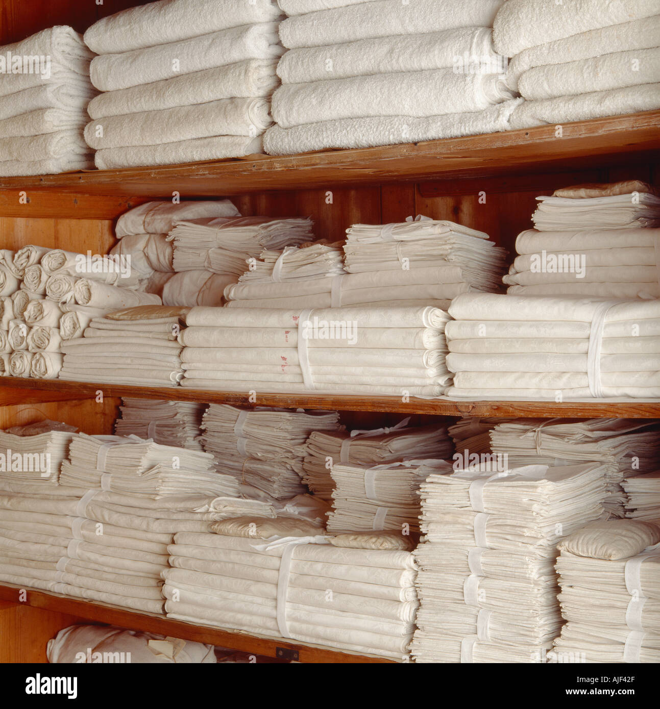Linen cupboard hires stock photography and images Alamy