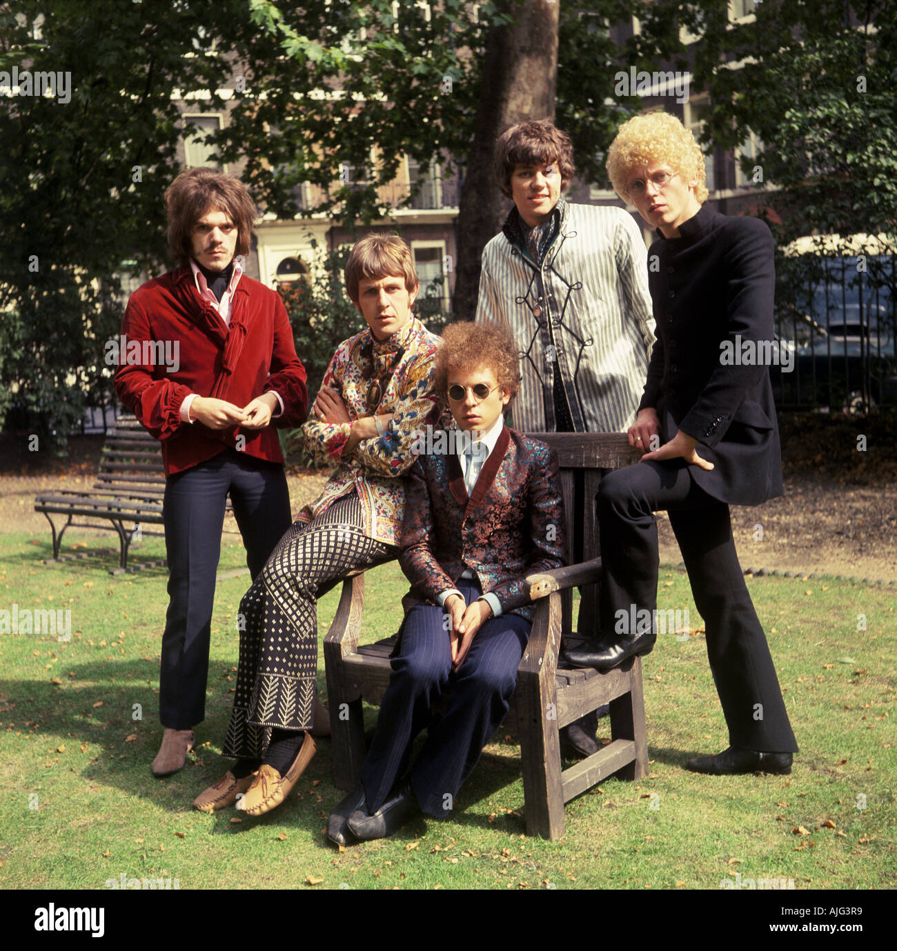 THE MOVE UK pop group in September 1967 From left Roy Wood Trevor Burton  Carl Wayne seated Bev Bevan Chris Kefford. Photo: Tony Gale Stock Photo -  Alamy