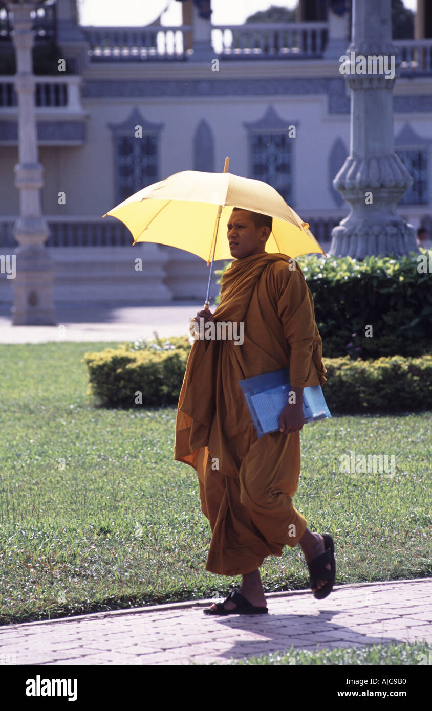 Yellow Temple Yellow monk robes hi-res stock photography and images - Alamy