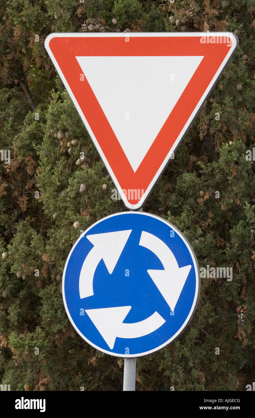 Yield at roundabout Stock Photo Alamy