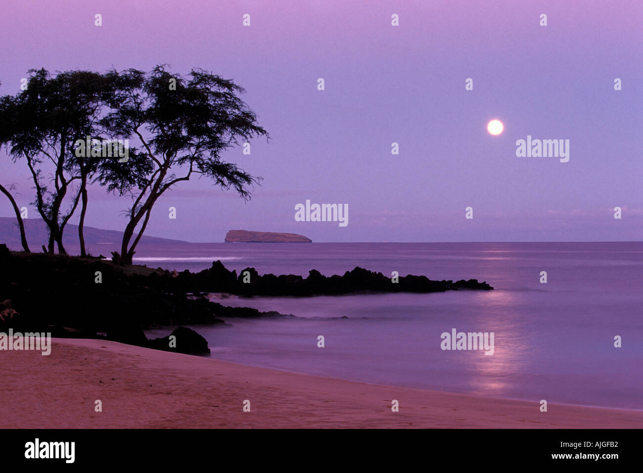 Full moon sets at Makena, Maui, Hawaii Stock Photo Alamy