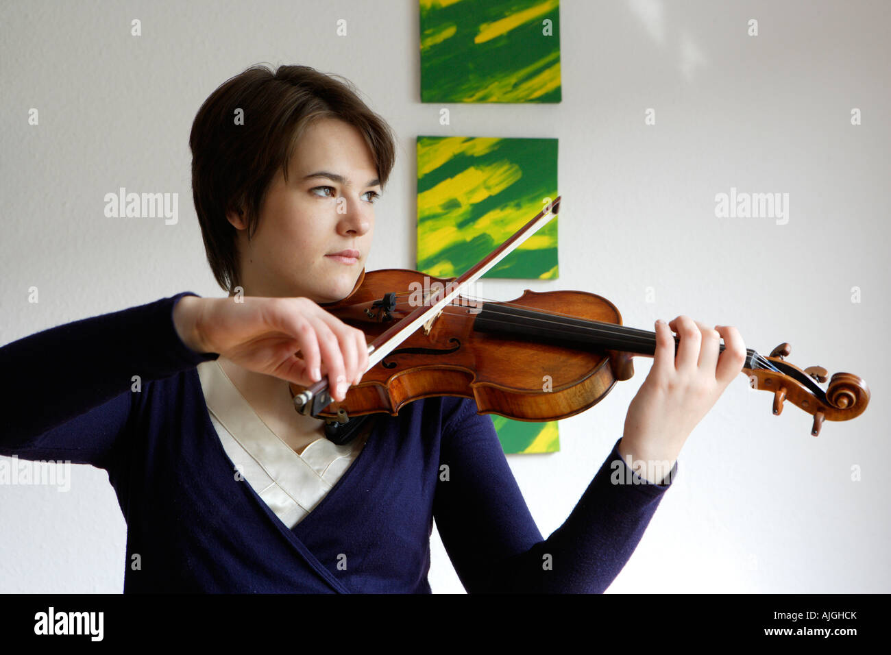 Violin student playing her instrument Stock Photo - Alamy