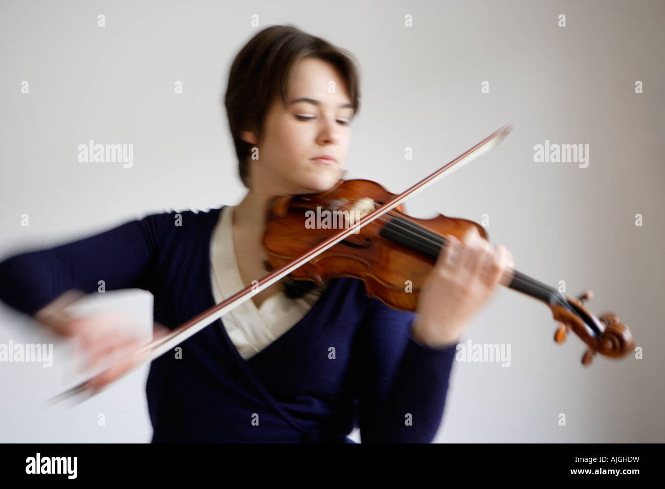 Violin student playing her instrument Stock Photo - Alamy