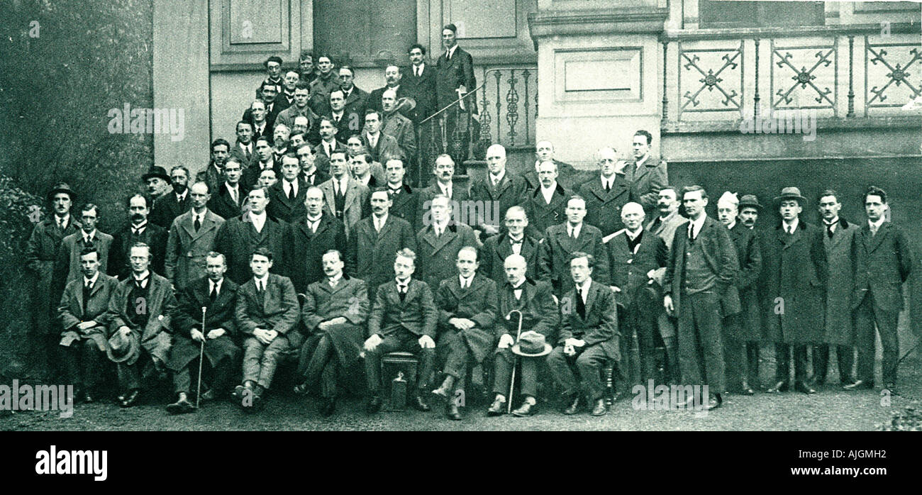 The Irish Parliament which ratified the Free State Treaty in January 1922, President Griffith is fifth from left in the front Stock Photo