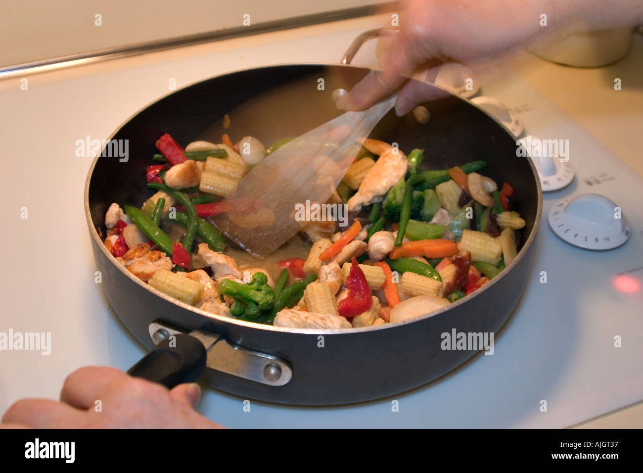 Chicken and vegetable stir fry Stock Photo - Alamy