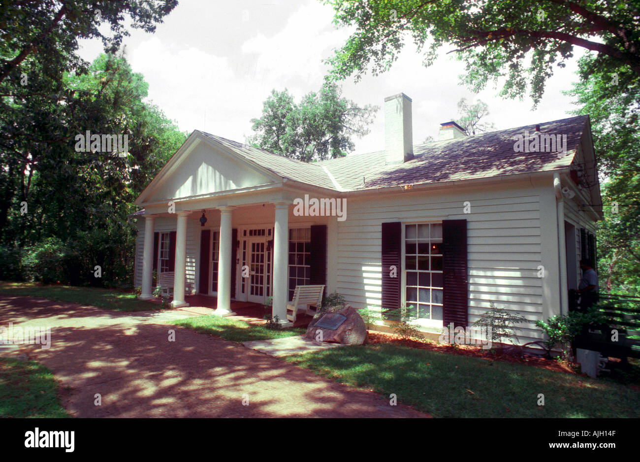 Little white house warm springs hi-res stock photography and images - Alamy